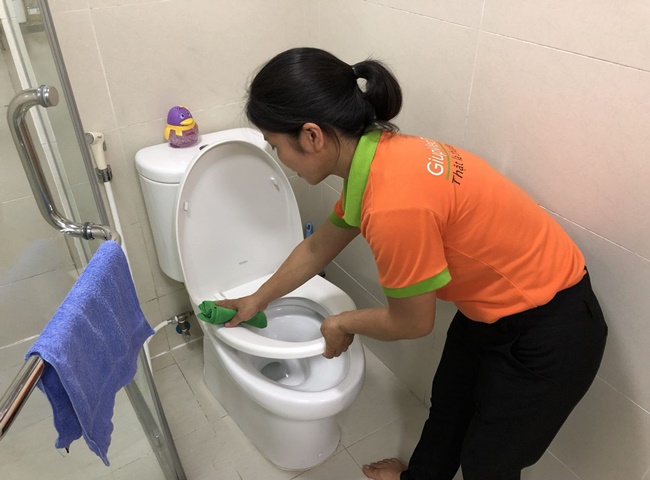 Bạn cần làm sạch bồn cầu định kỳ để tránh tạo thành các vết ố