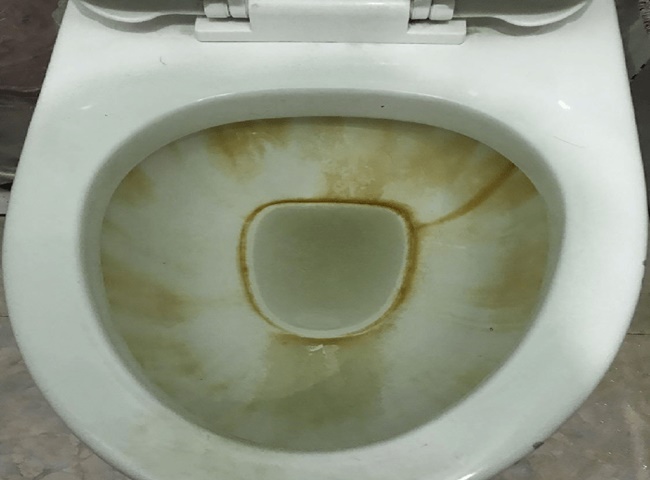 Lưu ý trước khi thực hiện bí kíp tẩy vết ố vàng ở bồn cầu