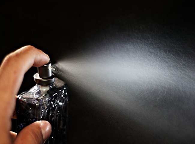 Cách làm nhà vệ sinh luôn thơm bằng nước hoa