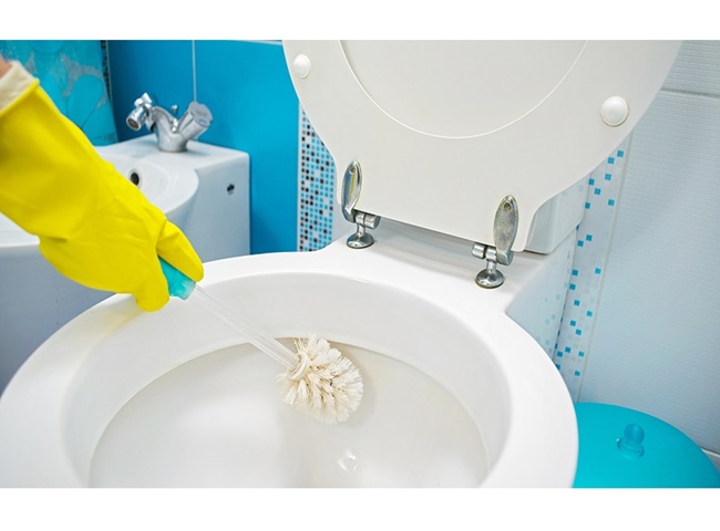 Chất cặn bã tích tụ lâu ngày khiến bồn cầu bị tắc hơi