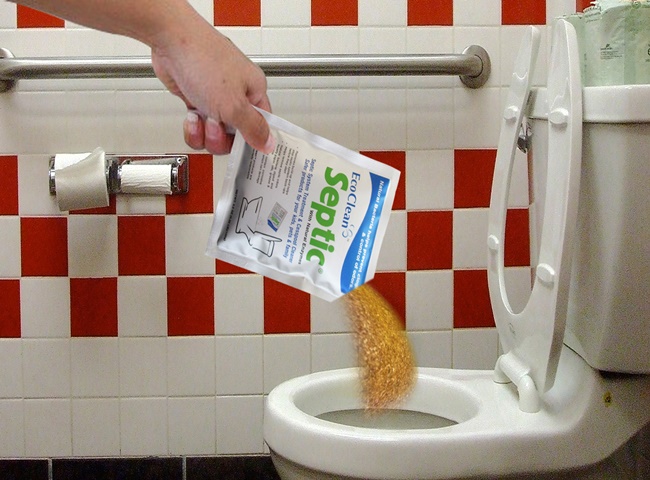 Đổ hóa chất xuống bồn cầu, đậy nắp và để yên để hòa tan cặn