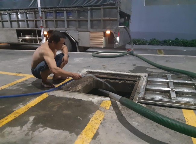 Tiến hành hút hầm cầu thường xuyên