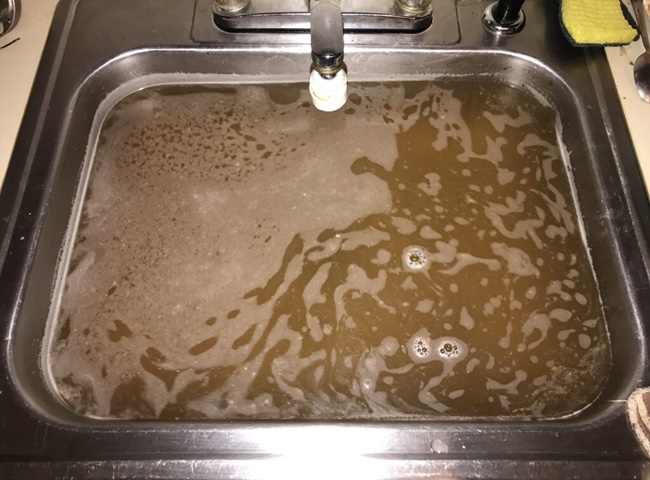 Bồn rửa chén không rút nước gây ra các hậu quả tiêu cực