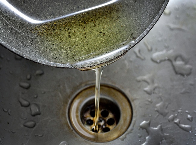 Dầu mỡ vào mùa đông dễ làm tắc bồn rửa chén