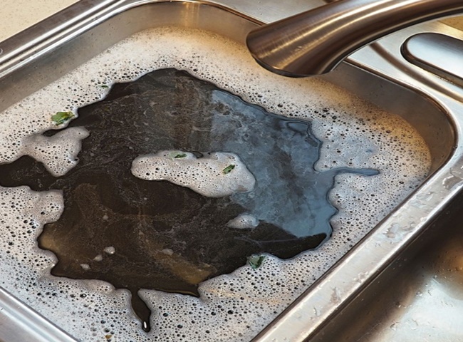 Bồn rửa chén không rút nước thường xuyên xảy ra