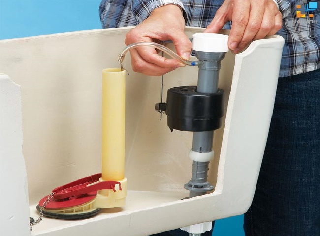 Nhân viên chỉnh phao bồn cầu nổi