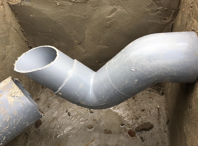 Thông tắc ống nước để xử lý mùi hôi hố ga