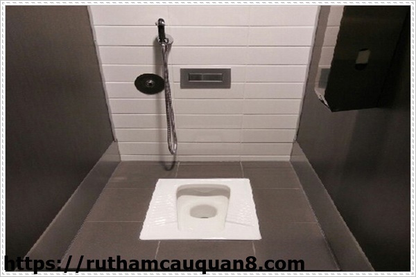 Th&ocirc;ng bồn cầu bệt tại nh&agrave;