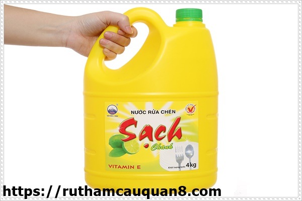Nước rửa chén pha loãng để làm sạch vết bẩn trên nệm