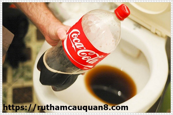 Th&ocirc;ng bồn cầu do tắc nghẽn giấy vệ sinh với coca v&agrave; baking soda