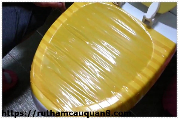 cách thông bồn cầu với băng dính