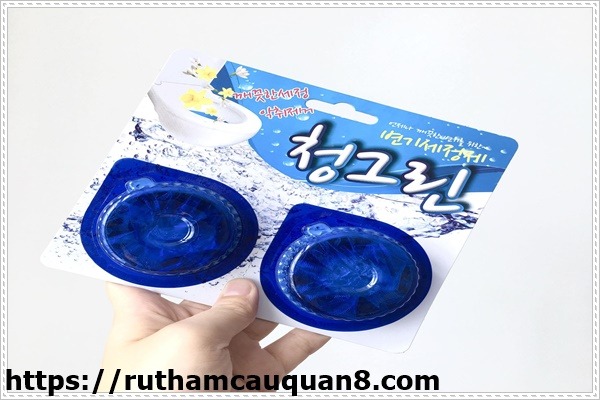 Cách dùng viên tẩy sạch bồn cầu Hàn
